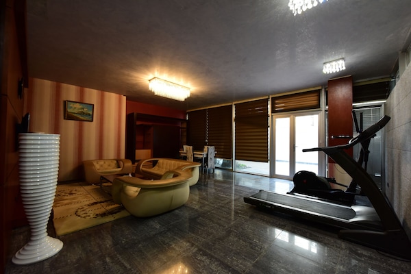 Apartment with Garden View | Wohnbereich | Smart-TV