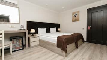 Standard Twin Room | 1 bedroom, minibar, in-room safe, desk