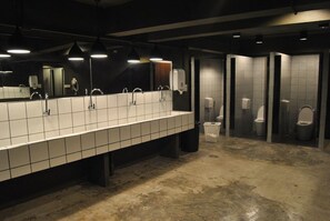 Shower, free toiletries, hair dryer, slippers - Capsule Hostel Chiangkhan (Chiang Khan)