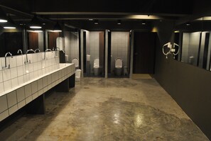 Shower, free toiletries, hair dryer, slippers - Capsule Hostel Chiangkhan (Chiang Khan)