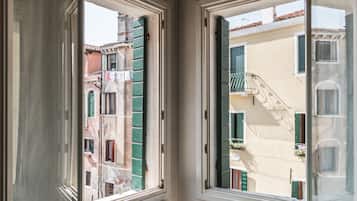 Appartamento, 2 camere da letto | Vista dalla camera