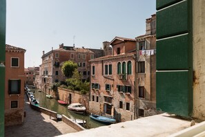A canal with boats, historic buildings, and a view of the water. - 7 Windows on Venice (Venice)