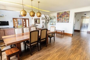Five Bedroom Deluxe Villa | Spisning på værelset