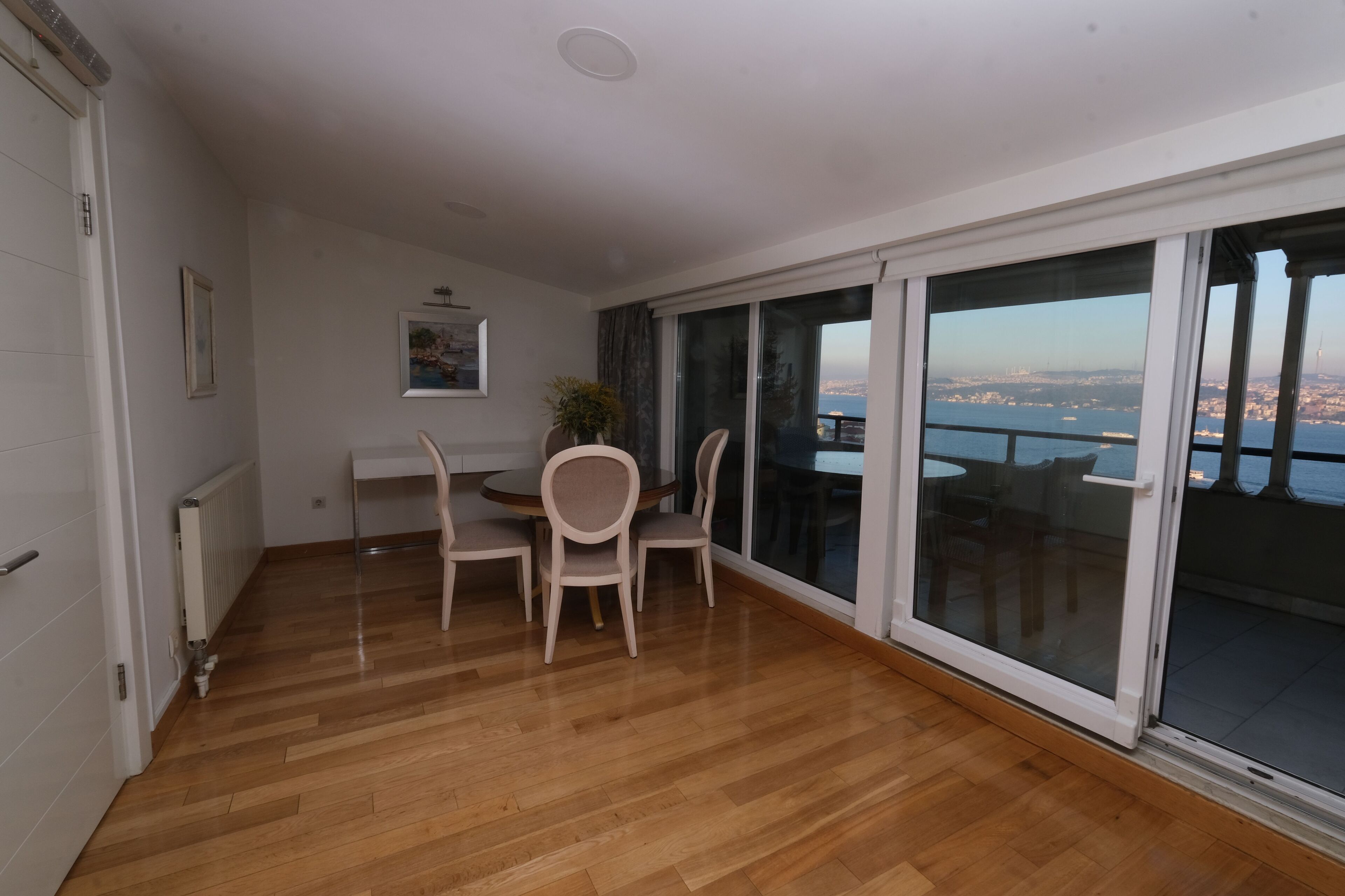 Ein geräumiger Balkon mit Blick auf die Stadt und das Wasser.