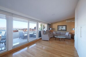 Leilighet, 3 soverom, terrasse, sjøutsikt | Oppholdsrom | LCD-TV