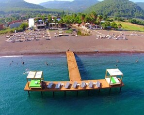 Plage, chaises longues, parasols