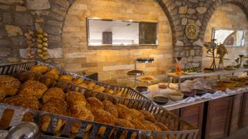 Petit déjeuner et déjeuner servis sur place, spécialités Cuisine locale