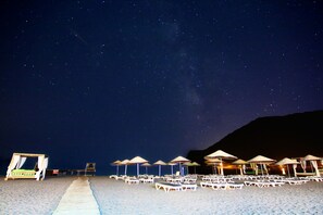 Plage, chaises longues, parasols