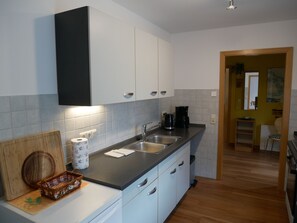 Fridge, oven, coffee/tea maker, electric kettle