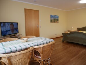 2 bedrooms, iron/ironing board, bed sheets