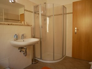 Shower, soap, toilet paper - Vacation apartment Sonnenzipfel - Apartments Ramthun with terrace (Heringsdorf)
