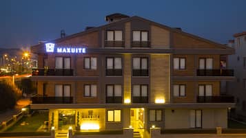 Fassade der Unterkunft – Abend/Nacht