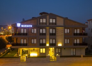 Front of property - evening/night - Maxuite Hotel in Home (Edremit)