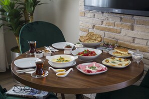 Studio Suite, 1 Bedroom | In-room dining - Maxuite Hotel in Home (Edremit)