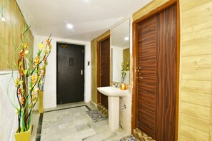 Regadera, amenidades de baño gratuitas, toallas