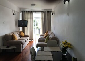 Standaard appartement, 3 slaapkamers | Woonkamer | Een flatscreentelevisie