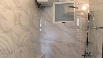 Standard Apartment, 3 Bedrooms | Bilik Mandi | Pancuran mandi, kelengkapan dandanan diri percuma, pengering rambut
