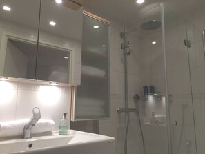 Bathroom shower - Top Apartments Helsinki - Tilkka (Helsinki)