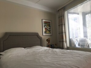 Exclusief appartement, 1 slaapkamer, uitzicht op stad, tuin | Woonruimte | Een 42-inch flatscreentelevisie met kabelzenders en een televisie