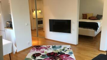 Exklusiv lägenhet - 1 sovrum - utsikt mot staden - trädgård | Vardagsrum | 42-tums platt-tv med kabelkanaler, tv och dvd-spelare