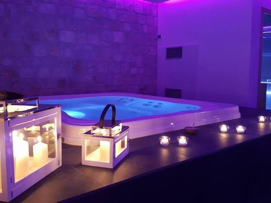 Indoor spa tub