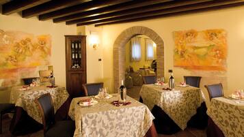 Servizio di colazione, pranzo e cena