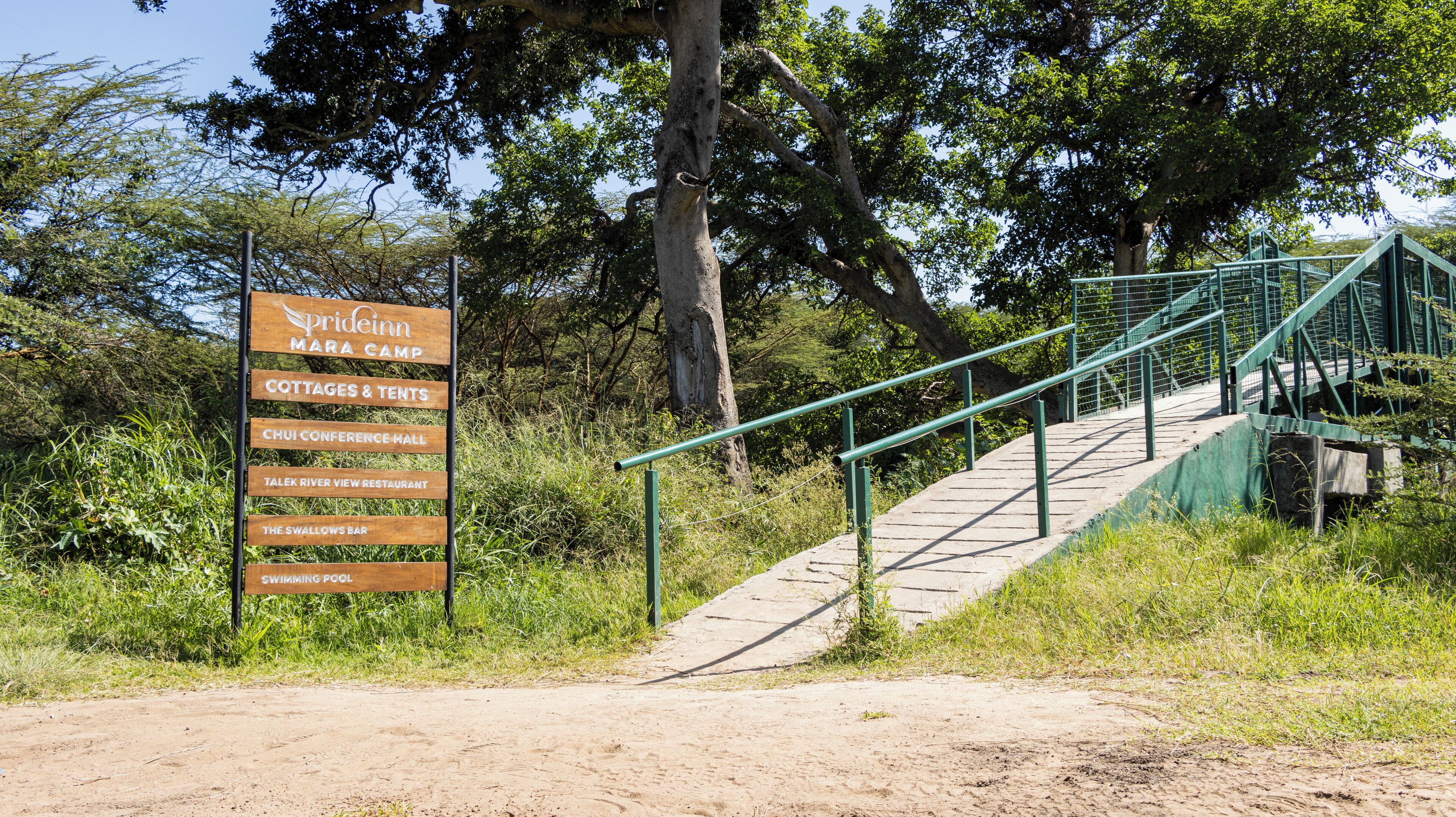 Une pancarte indiquant les équipements disponibles au Spreeinn Mara Camp, notamment des chalets, des tentes, une salle de conférence, un restaurant, un bar et une piscine.