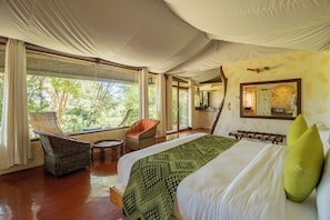 Suite junior, 1 cama King size, vista al río, sobre el agua | Ropa de cama de alta calidad, camas con efecto memoria y minibar