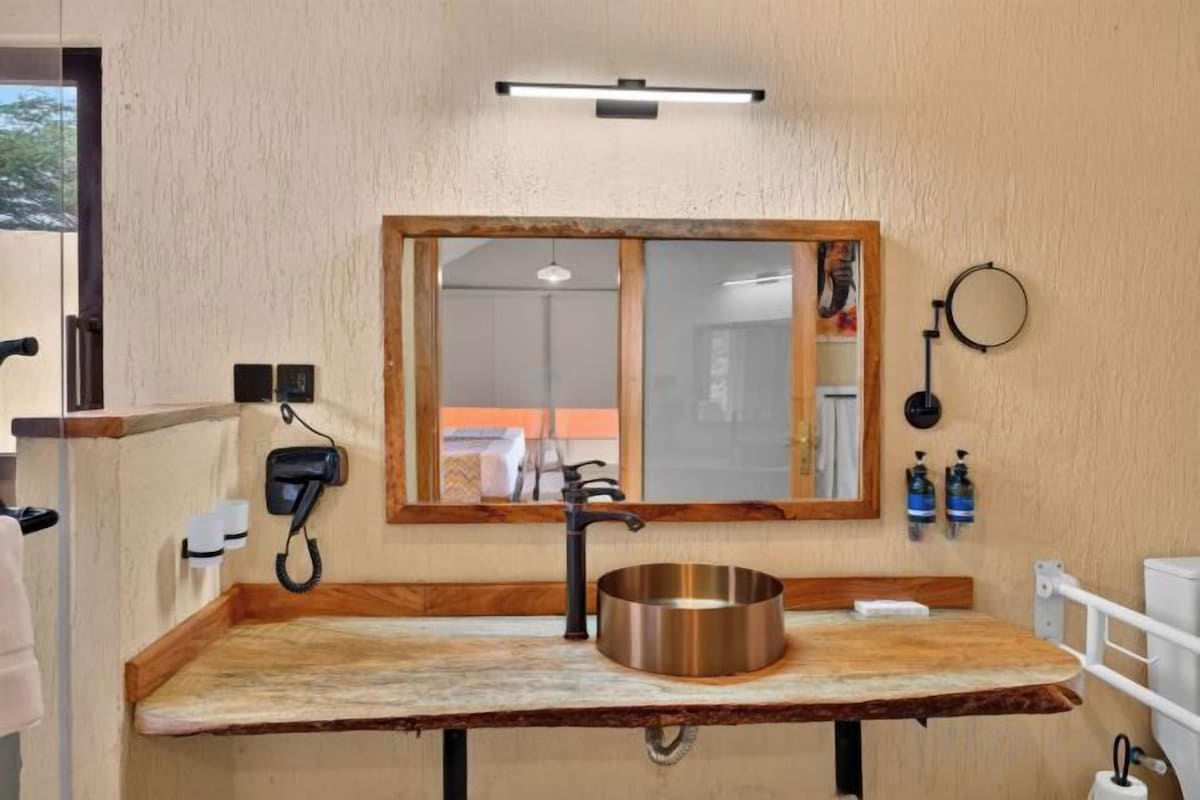 Bathroom | Separate tub and shower, free toiletries, bathrobes, slippers