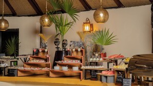 Un buffet proposant une variété de plats et agrémenté d’éléments décoratifs.