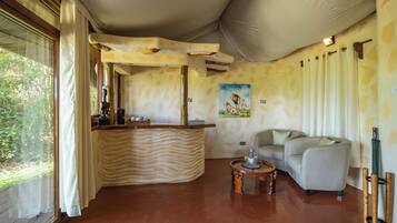 Luxe cottage, 1 kingsize bed, uitzicht op rivier | Luxe beddengoed, bedden met traagschuimmatrassen, een minibar