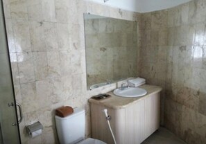 Tomannsrom – superior | Bad | Dusj, toalettartikler (inkludert) og håndklær