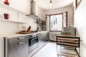 Apartamento, 4 quartos | Cozinha privada | Geladeira grande, fogão, cooktop, chaleira elétrica