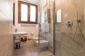 Departamento, 4 habitaciones | Baño | Regadera, bidet, toallas, shampoo 
