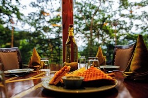 Desayuno buffet diario (INR 800 por persona)