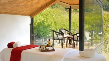 Couples treatment room(s), sauna, steam room, body treatments
