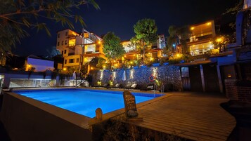 Outdoor pool, pool umbrellas, sun loungers