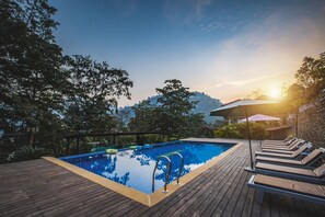 Outdoor pool, pool umbrellas, pool loungers - Shaantam Resorts & Spa (Yamkeshwar)