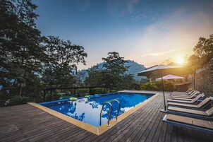 Piscine extérieure, parasols de plage, chaises longues