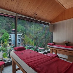 Parihoitohuone(ita), sauna, höyrysauna, vartalohoitoja, aromaterapiaa