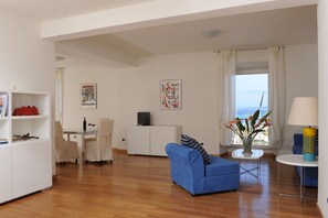 Executive-Apartment, 2 Schlafzimmer | Wohnbereich | Flachbildfernseher