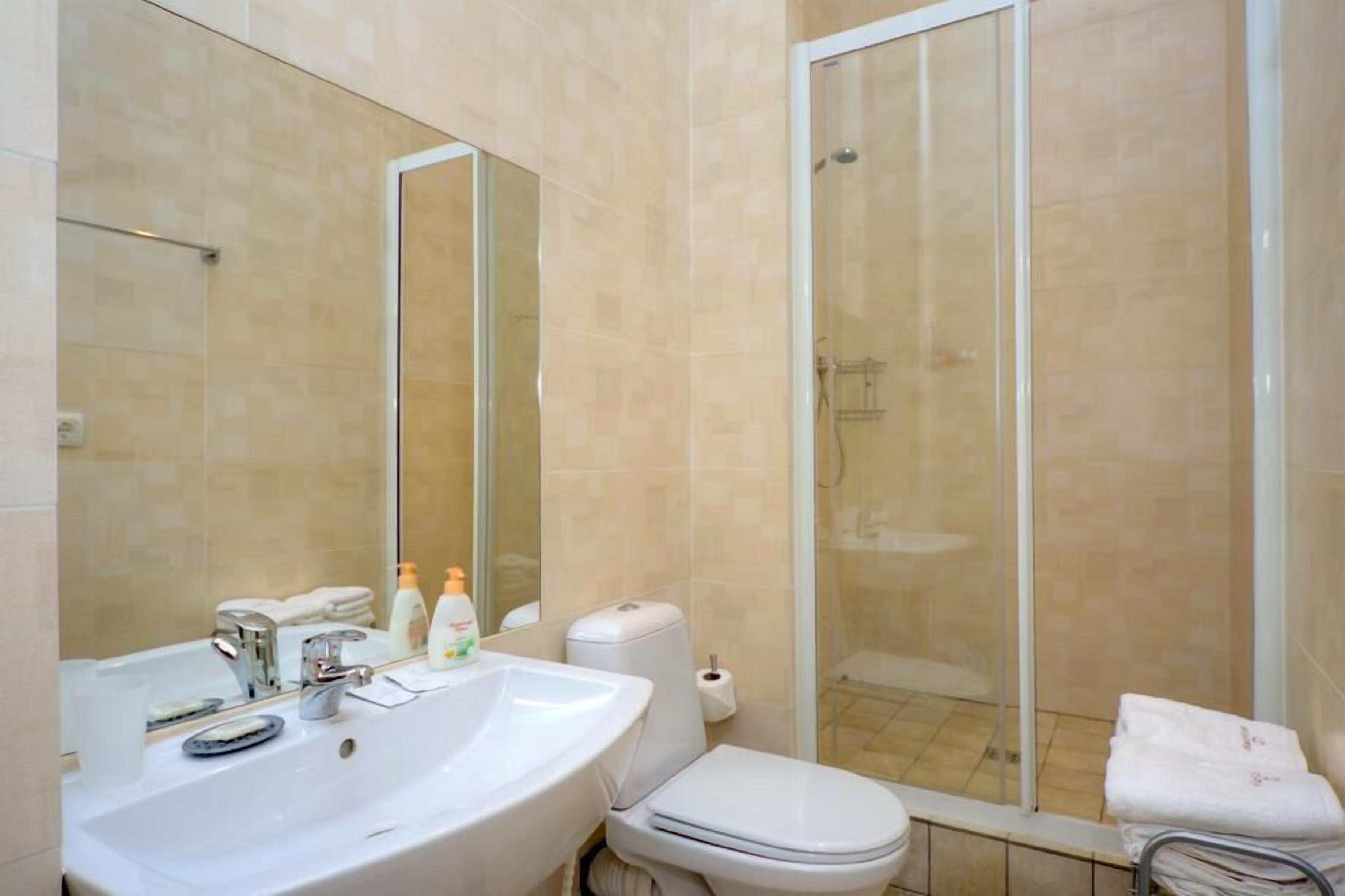 Doccia, set di cortesia gratuito, asciugacapelli, pantofole