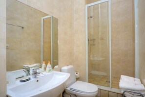 Doccia, set di cortesia gratuito, asciugacapelli, pantofole