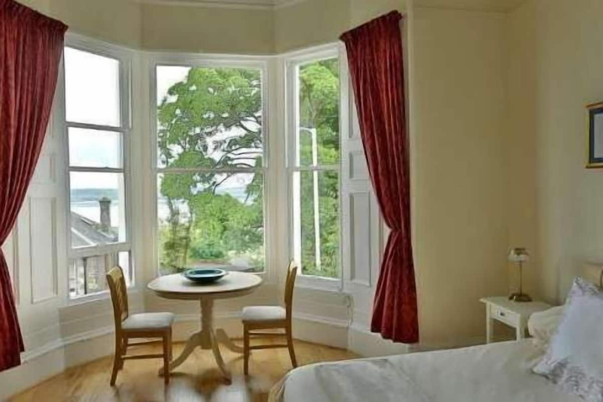 King Room | Desk, iron/ironing board, WiFi (free)