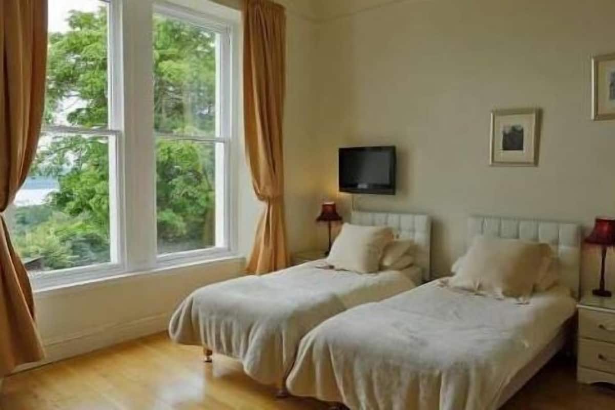 Superior Twin Room | Desk, iron/ironing board, WiFi (free)