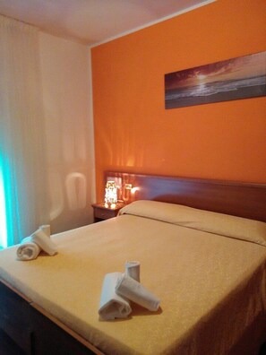 Minibar, escritorio, tabla de planchar con plancha y camas supletorias