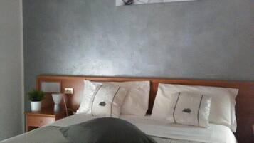 Minibar, escritorio y tabla de planchar con plancha