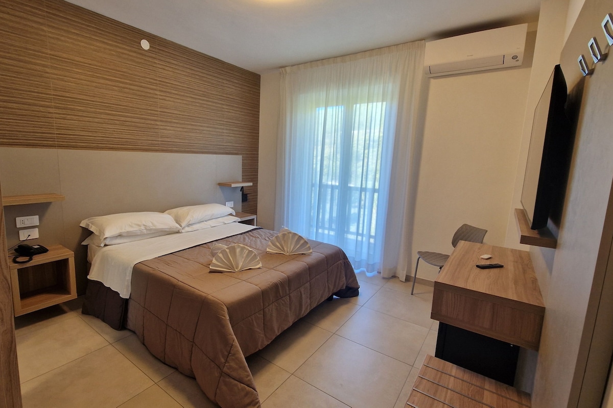 Habitación doble | Baño | Regadera, amenidades de baño gratuitas, secadora de cabello, toallas
