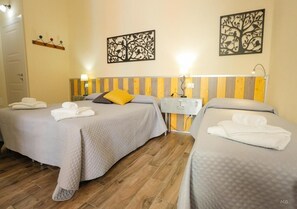 In-room safe, desk, soundproofing, iron/ironing board - Colors of Cinque Terre (La Spezia)