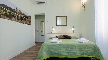 Zimmersafe, Schreibtisch, schallisolierte Zimmer, Bügeleisen/Bügelbrett